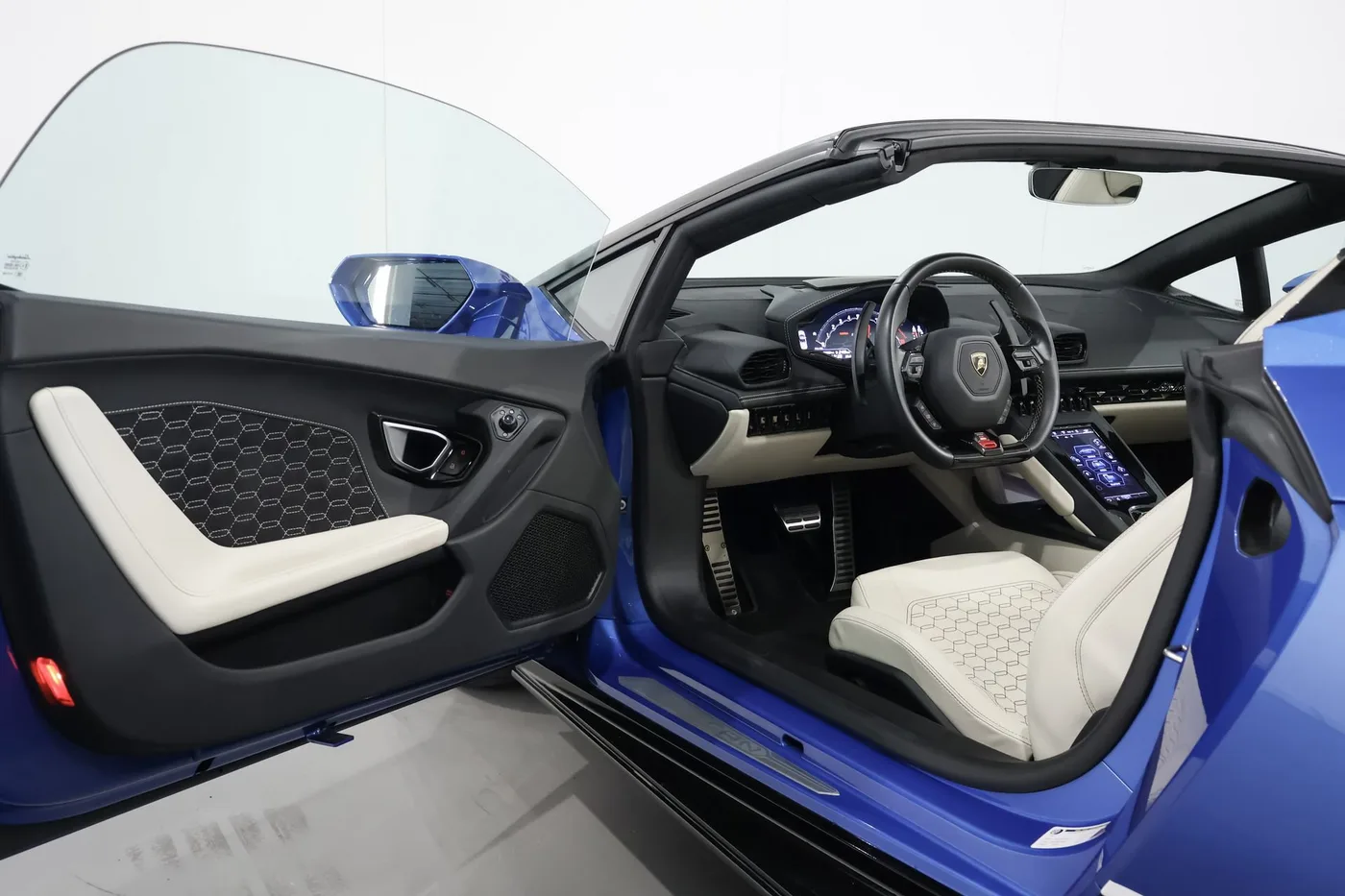 2023 Lamborghini Huracán EVO Spyder angeboten von einem Supersportwagenhändler in Zibido San Giacomo, Italien, Foto 8 von 23