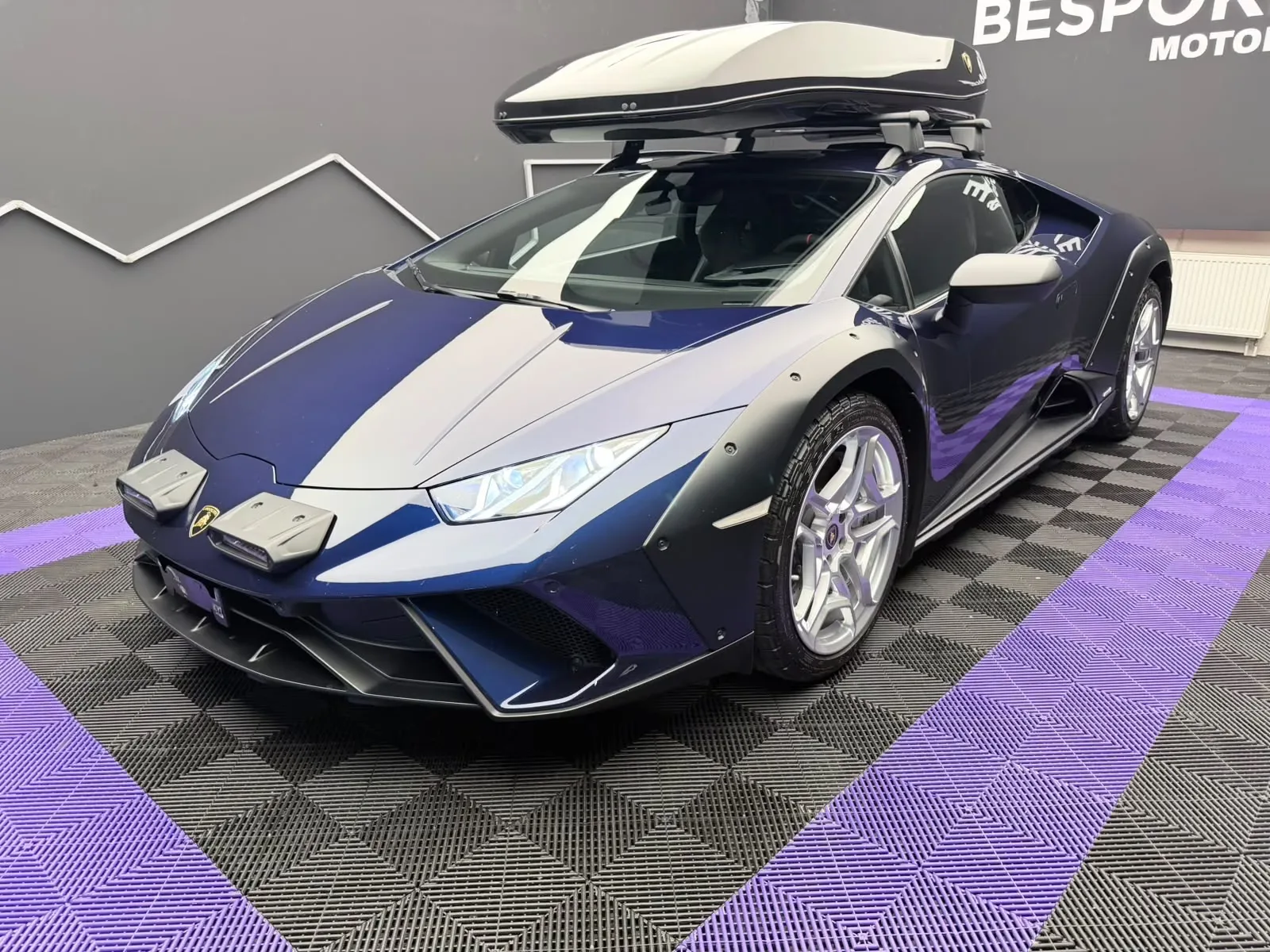 2023 Lamborghini Huracán Sterrato angeboten von einem Fachhändler in Bratislava, Slowakei, Hauptfoto