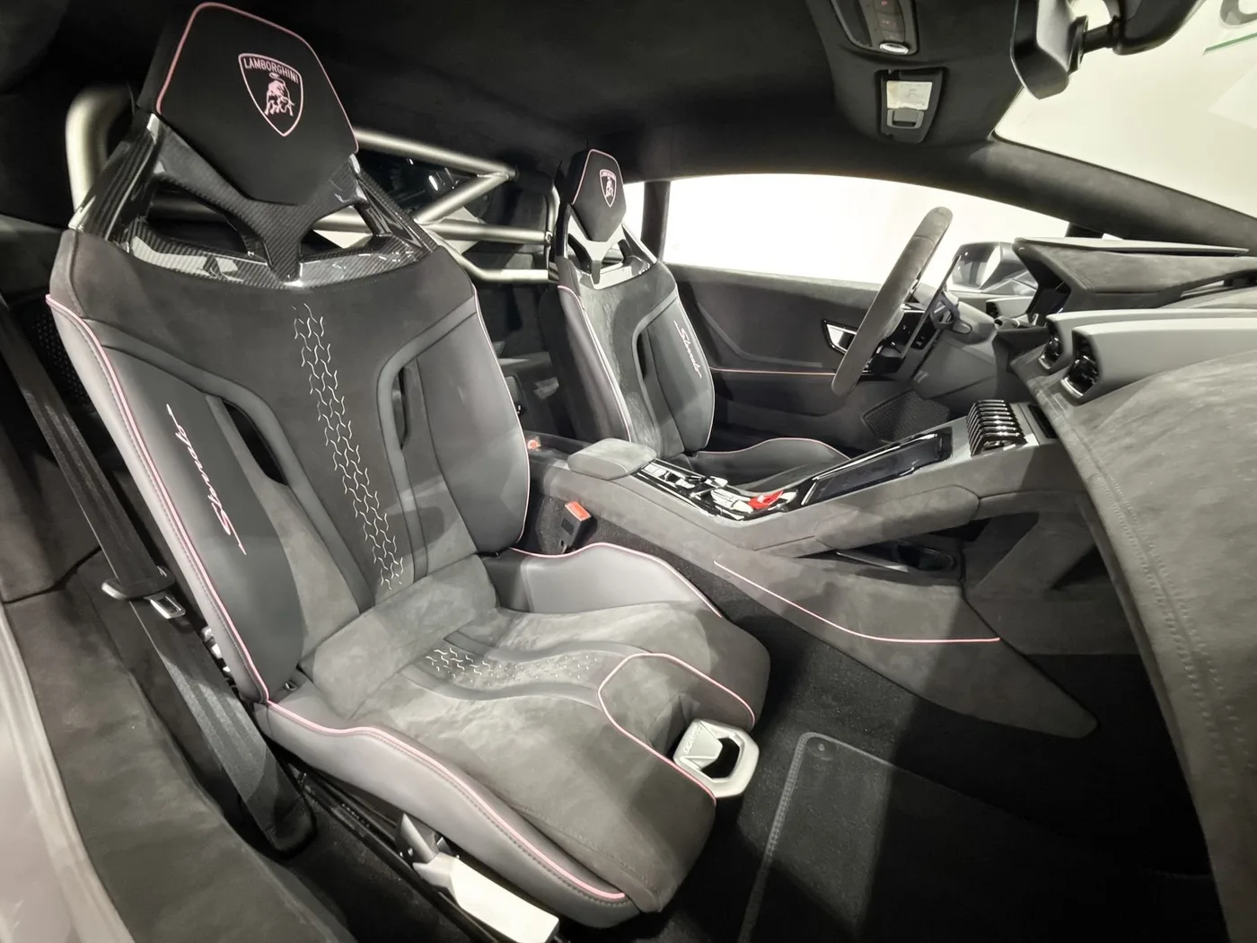 2023 Lamborghini Huracán Sterrato angeboten von einem Supersportwagenhändler in Zibido San Giacomo, Italien, Foto 16 von 25