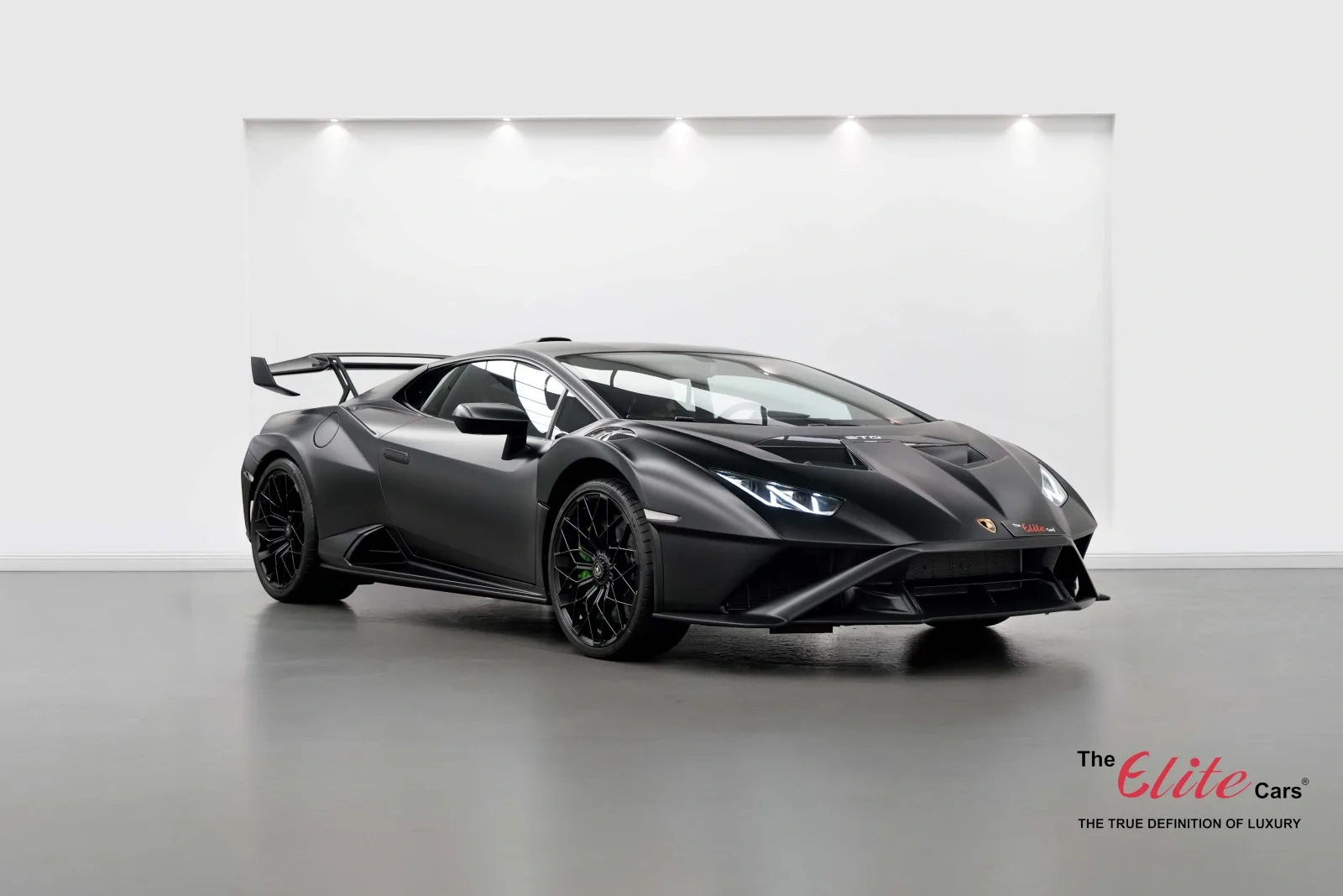 2023 Lamborghini Huracán STO proposée par un concessionnaire spécialisé à Dubaï, Émirats arabes unis, photo principale
