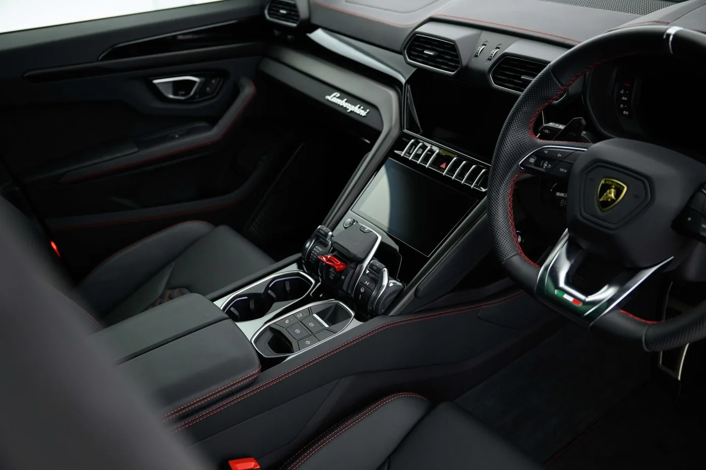 2023 Lamborghini Urus proposée par un groupe de concessions agréées à Hatfield, Royaume-Uni, photo 18 sur 20