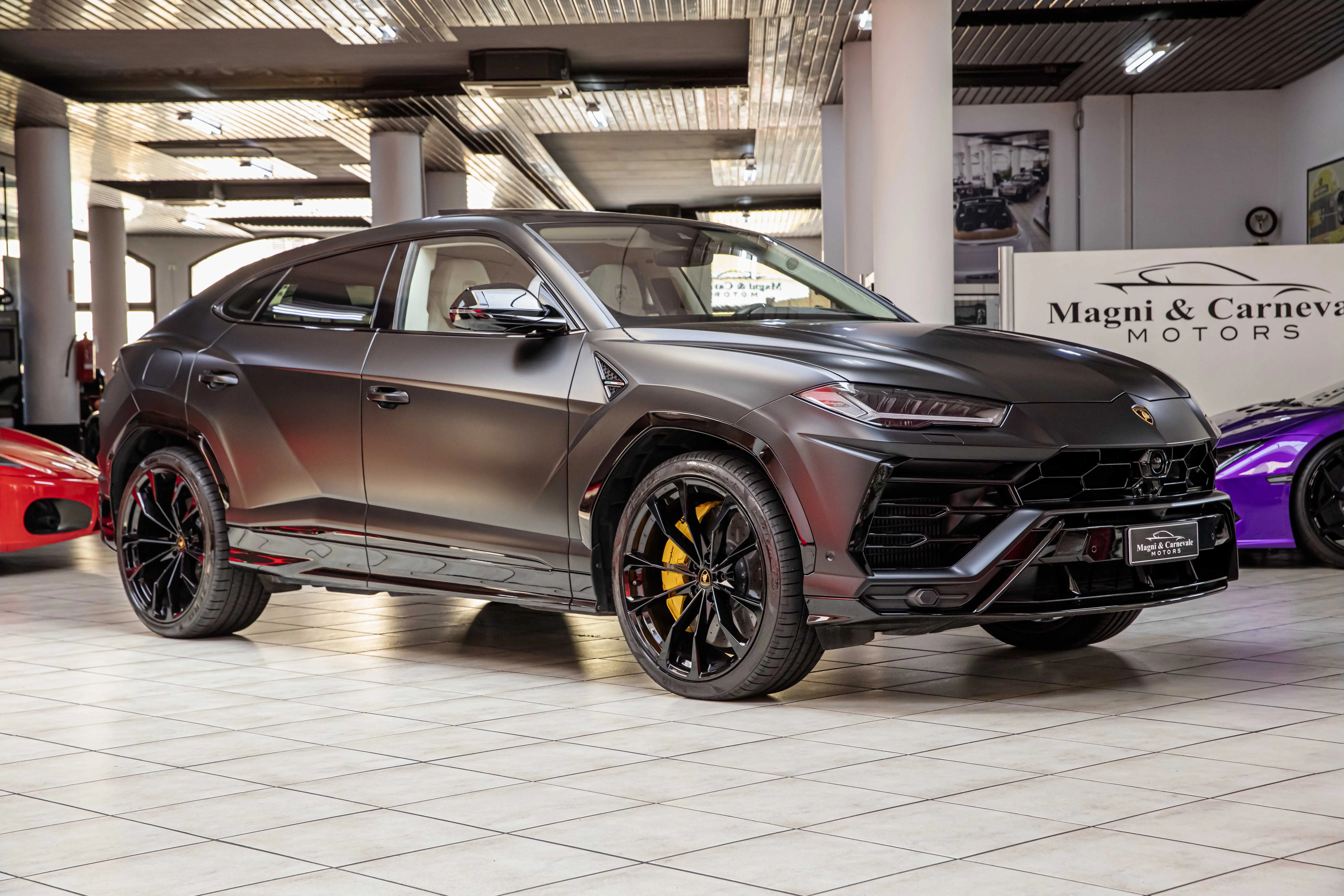 2023 Lamborghini Urus angeboten von einem Fachhändler in Mailand, Italien, Hauptfoto