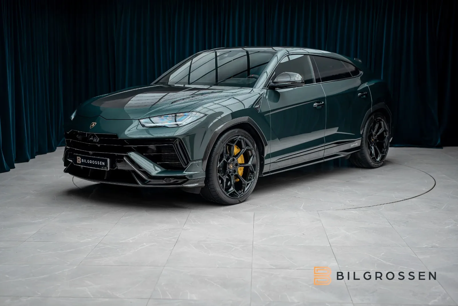 2023 Lamborghini Urus Performante proposée par un concessionnaire spécialisé à Täby, Suède, photo principale