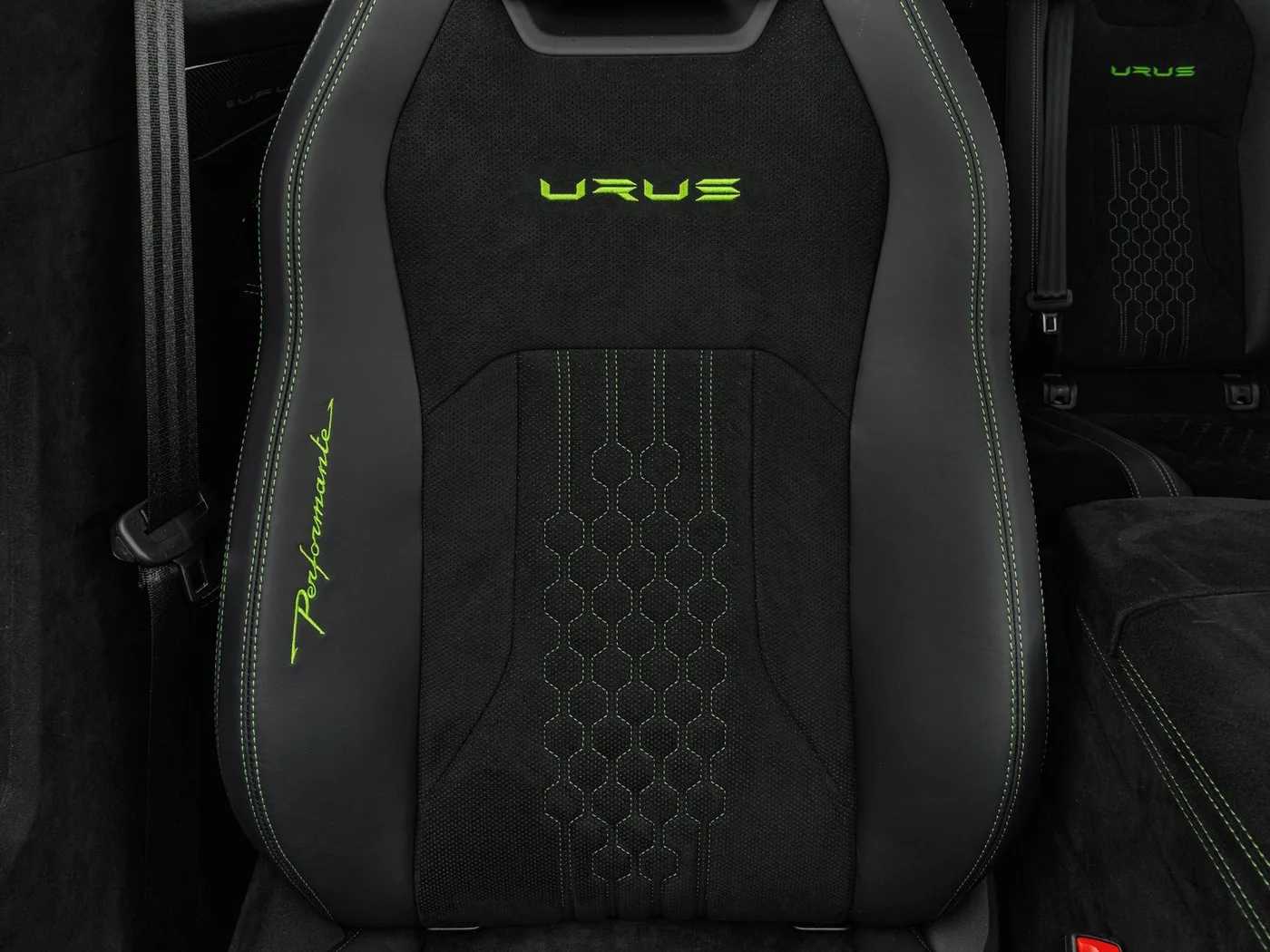 2023 Lamborghini Urus Performante offered by a specialist dealer in Böblingen, Germany, photo 11 of 15
