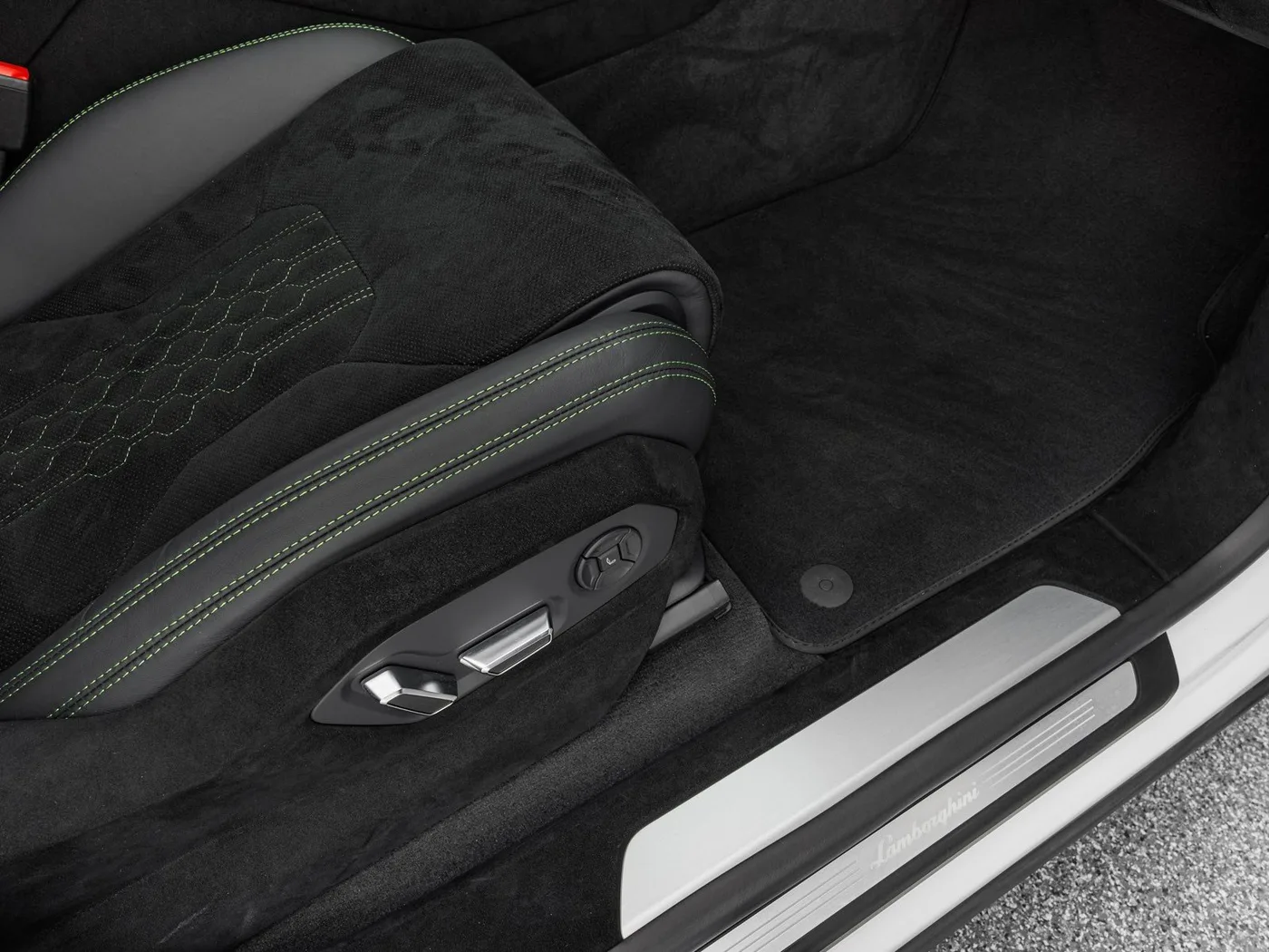2023 Lamborghini Urus Performante offered by a specialist dealer in Böblingen, Germany, photo 13 of 15