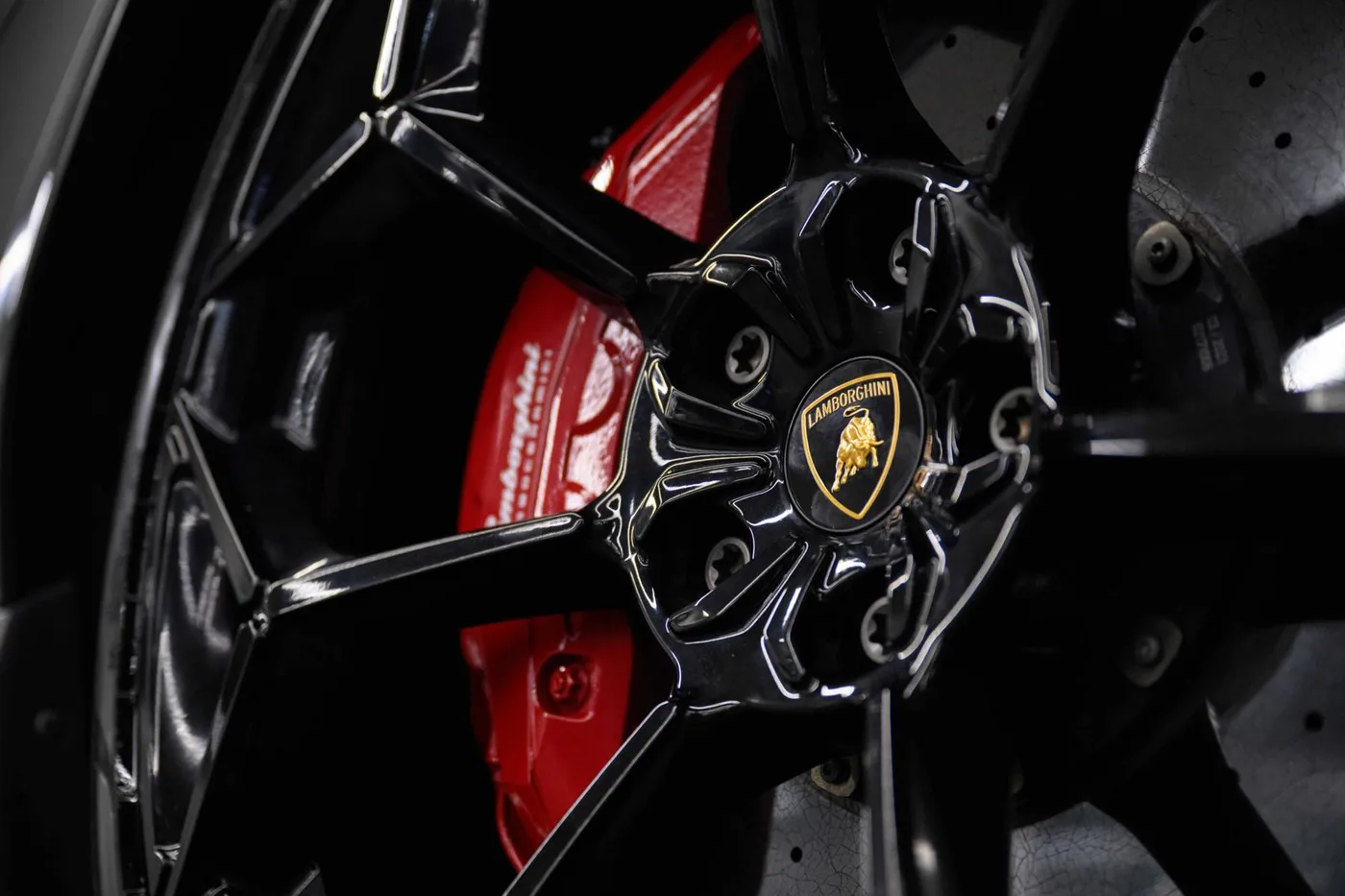 2023 Lamborghini Urus Performante offered by a franchised dealer group in London, United Kingdom, photo 18 of 20