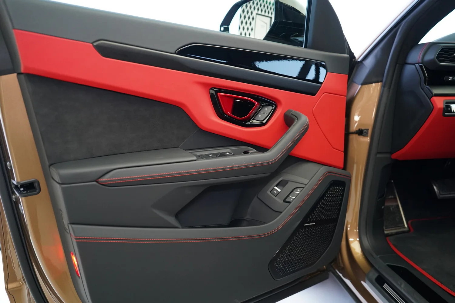 2023 Lamborghini Urus S, 2/16