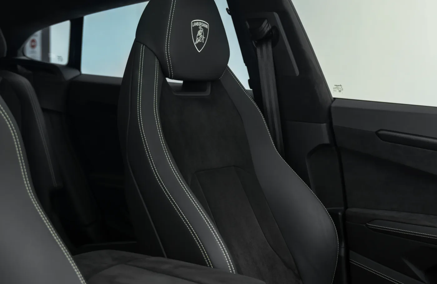 2023 Lamborghini Urus S angeboten von einem Fachhändler in Dubai, Vereinigte Arabische Emirate, Foto 10 von 10