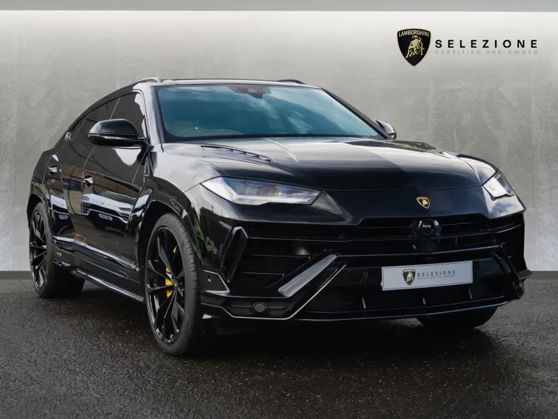 2023 Lamborghini Urus S en un concesionario especializado de Manchester, Reino Unido, foto principal