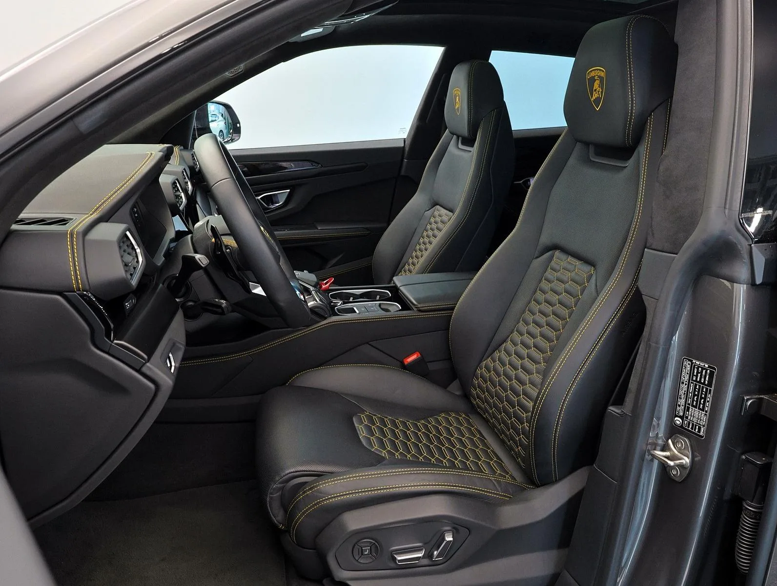 2023 Lamborghini Urus S, 9/17