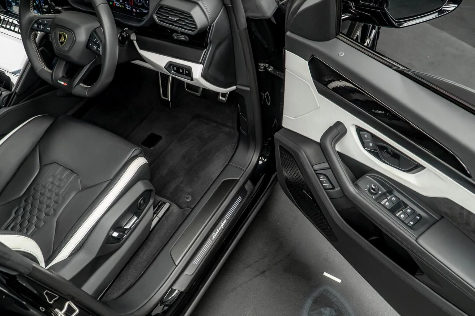 2023 Lamborghini Urus S, 28/30