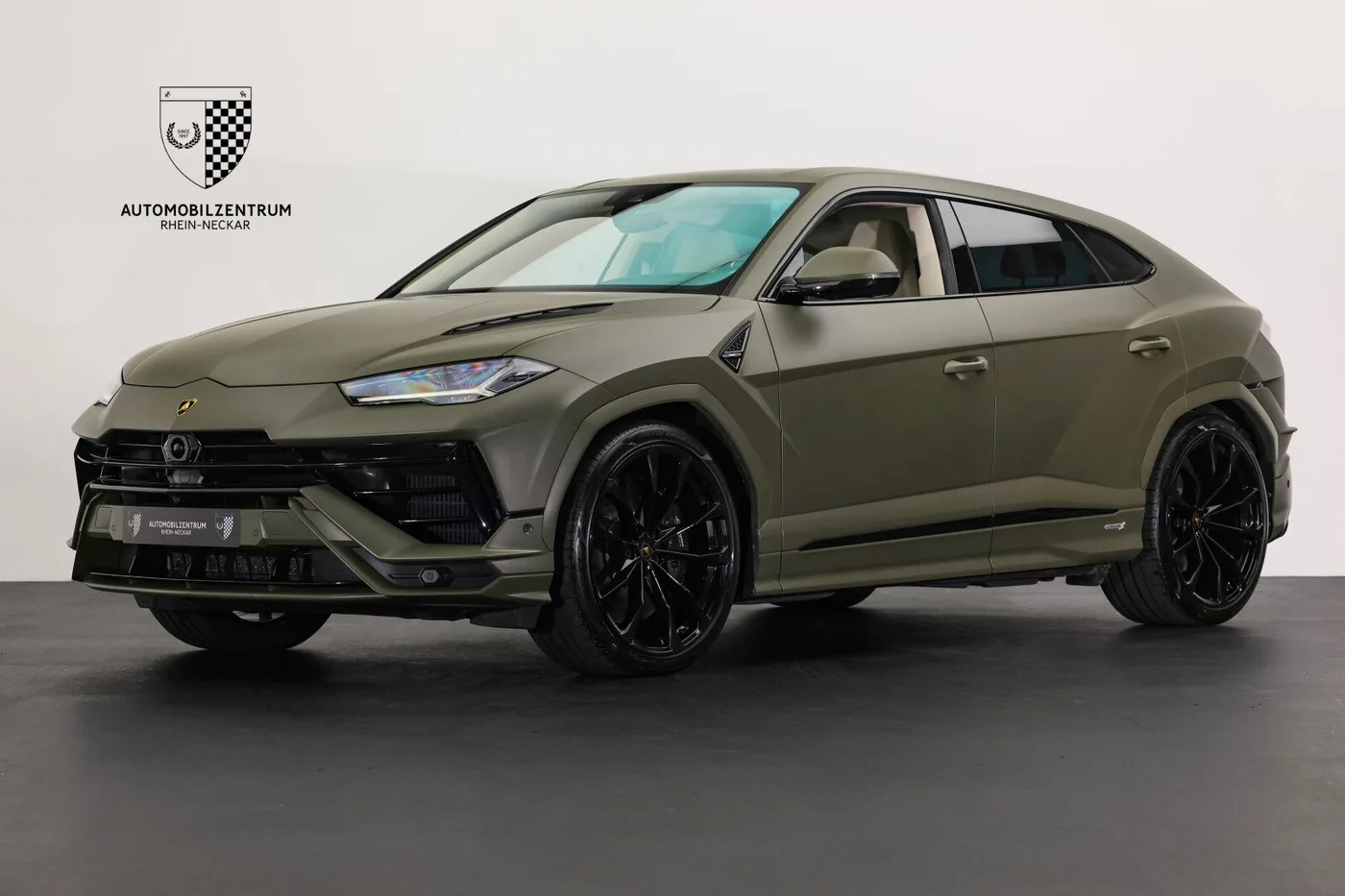 2023 Lamborghini Urus S offered by a supercar dealer in Viernheim, Germany, photo 3 of 25