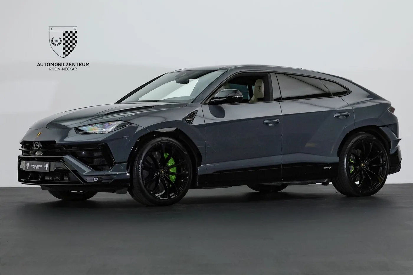 2023 Lamborghini Urus S offered by a supercar dealer in Viernheim, Germany, photo 3 of 25