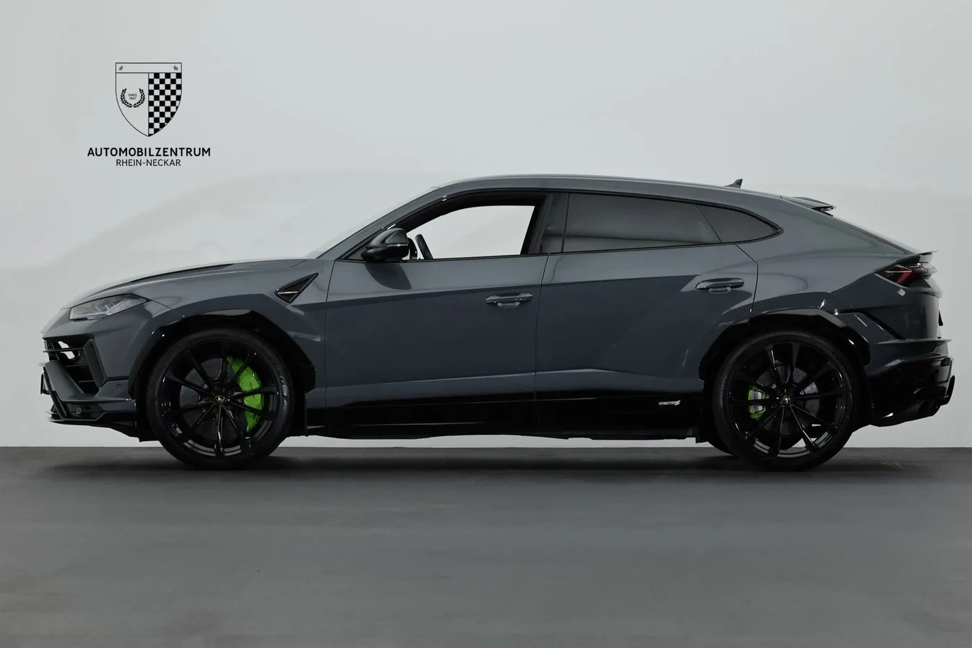 2023 Lamborghini Urus S offered by a supercar dealer in Viernheim, Germany, photo 4 of 25
