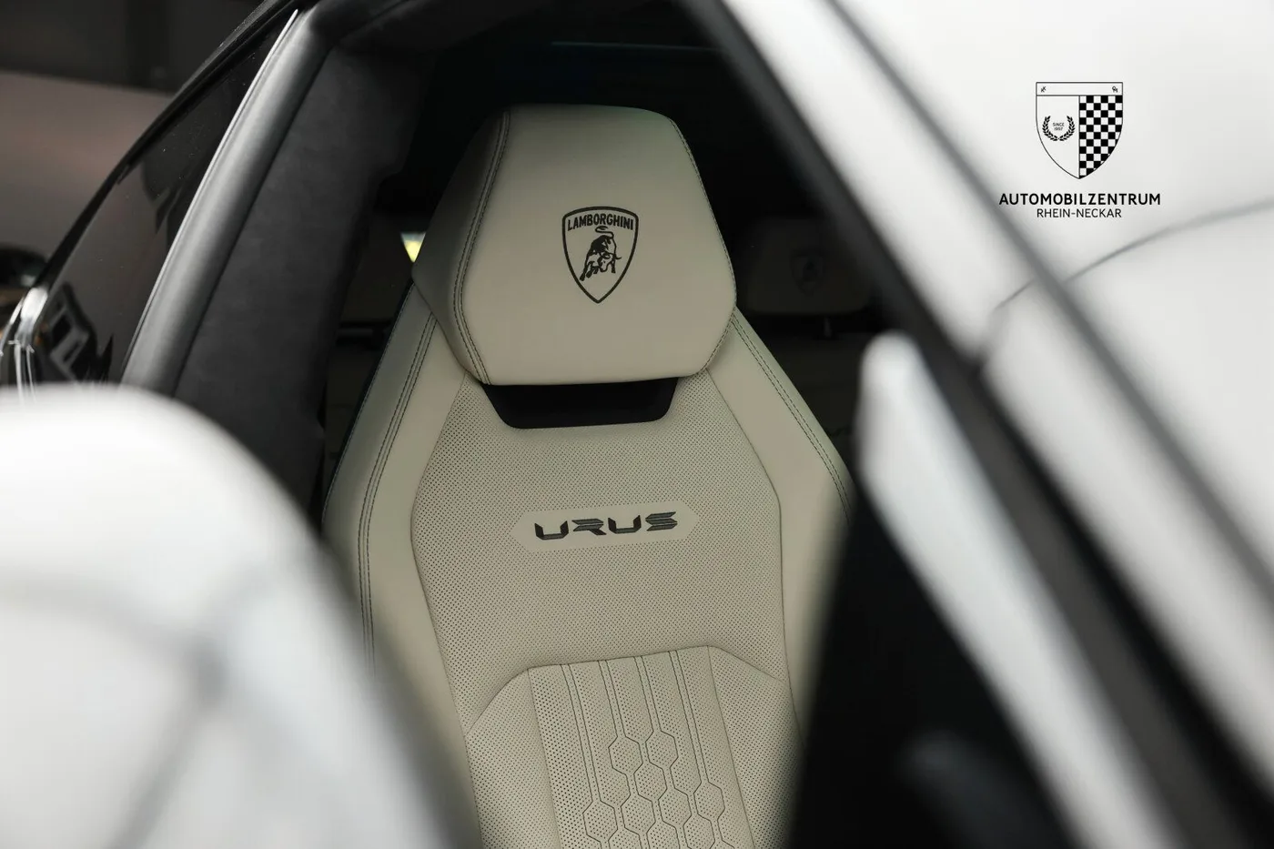 2023 Lamborghini Urus S offered by a supercar dealer in Viernheim, Germany, photo 14 of 25