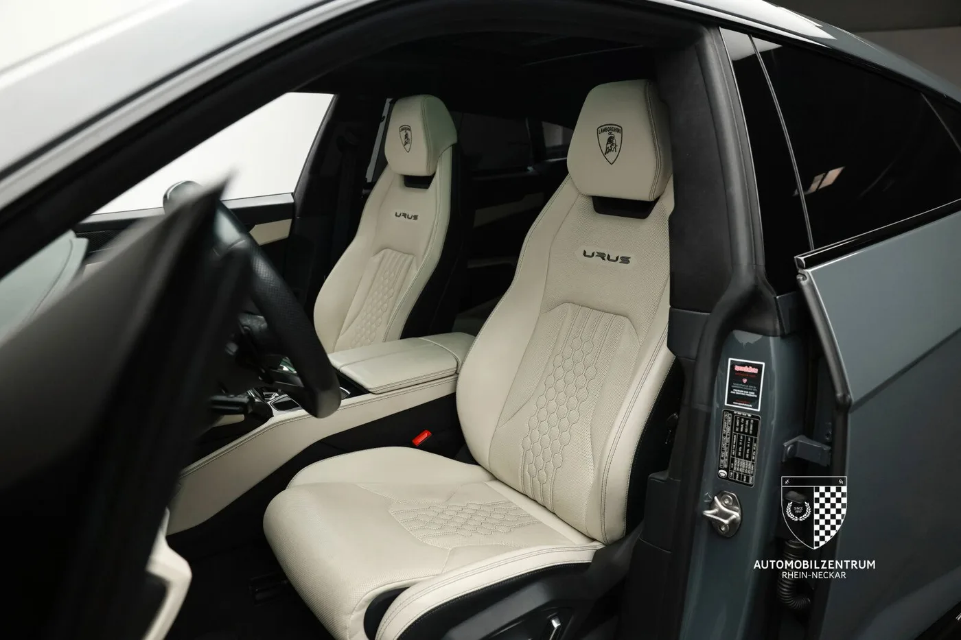 2023 Lamborghini Urus S offered by a supercar dealer in Viernheim, Germany, photo 15 of 25