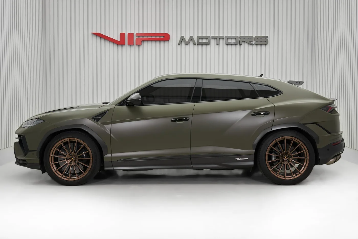 2023 Lamborghini Urus Performante offered by a specialist dealer in Dubai, United Arab Emirates, photo 7 of 10