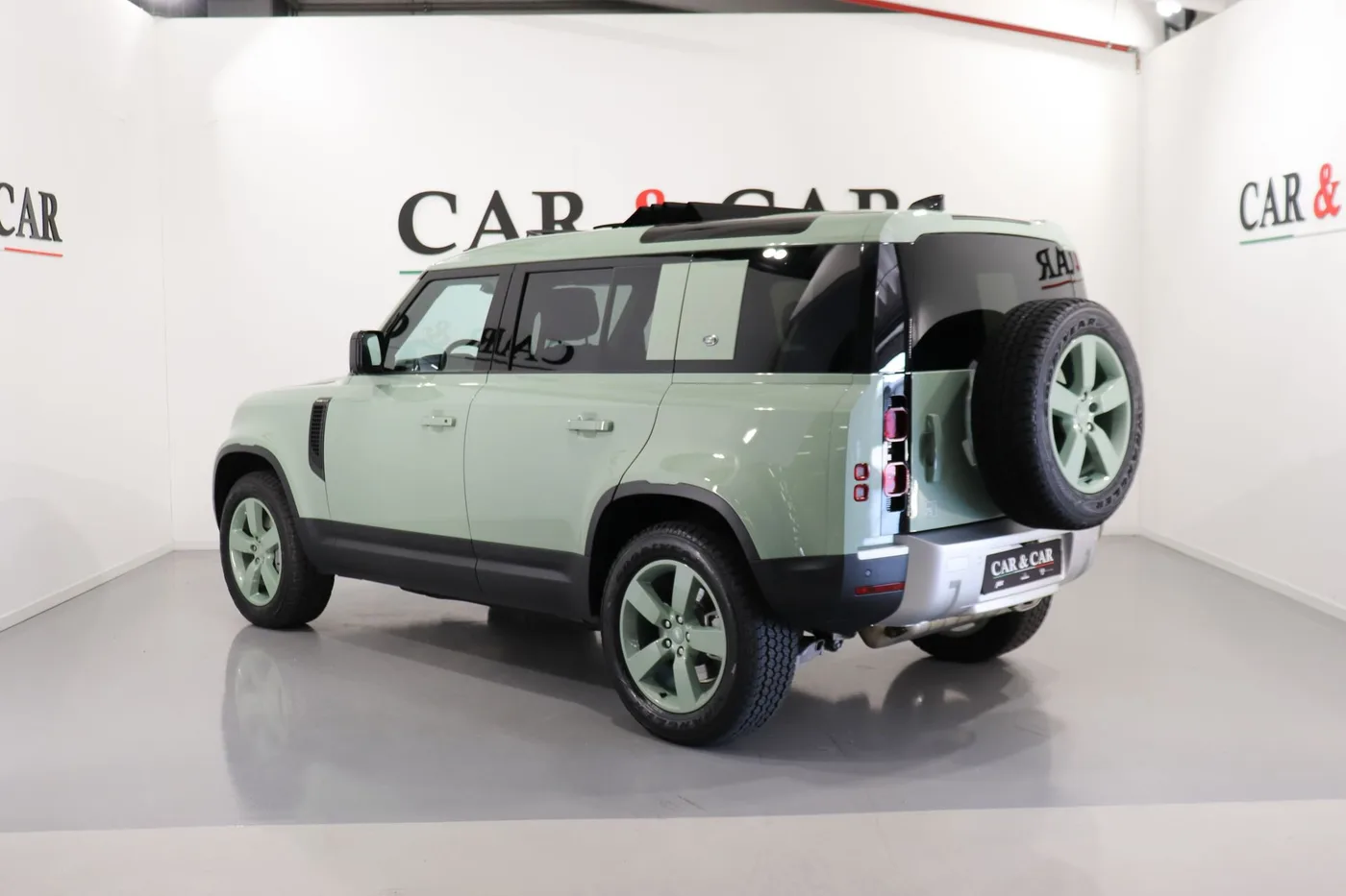 2023 Land Rover Defender 110 angeboten von einem Supersportwagenhändler in Zibido San Giacomo, Italien, Foto 2 von 17