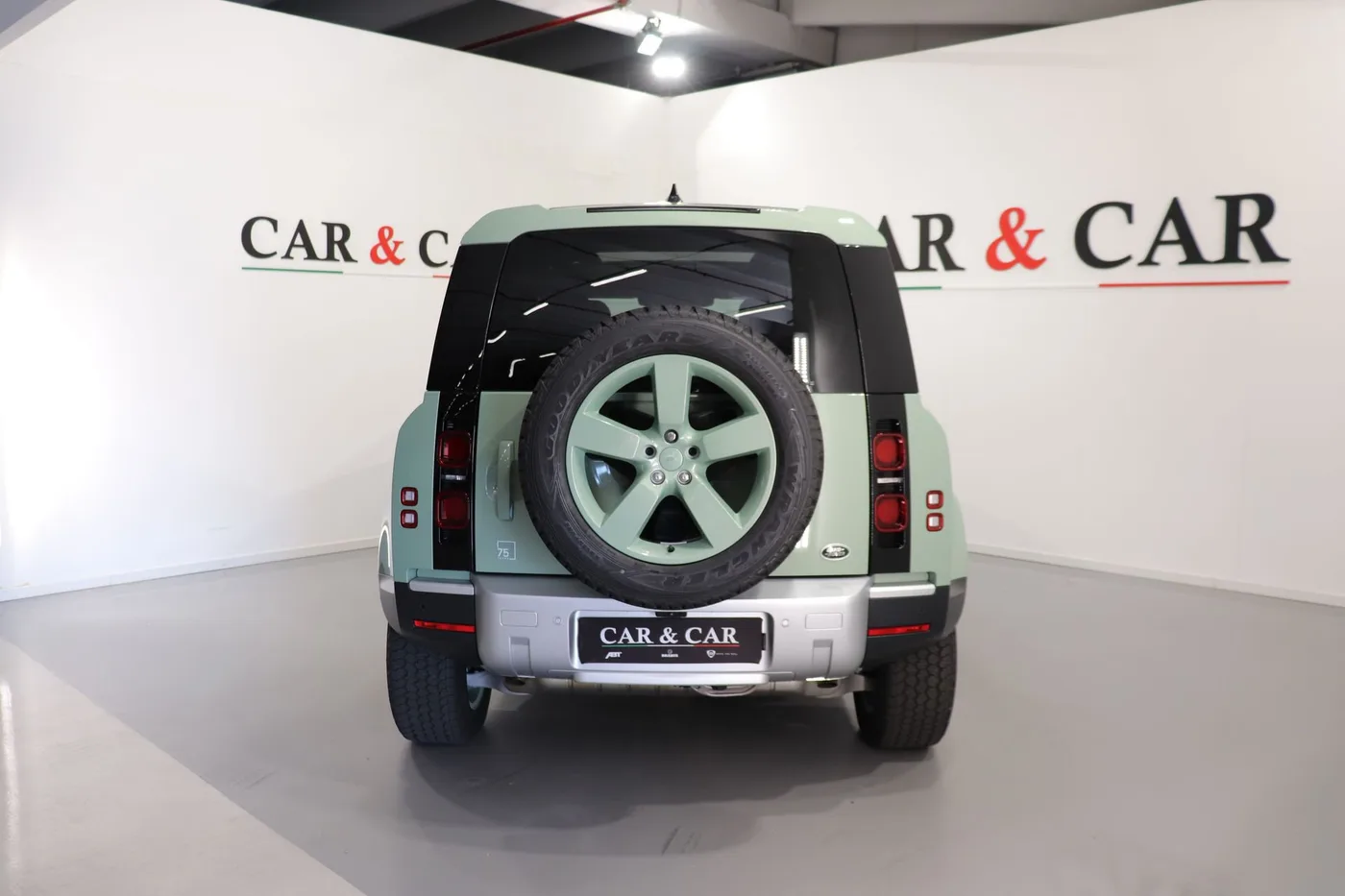 2023 Land Rover Defender 110 angeboten von einem Supersportwagenhändler in Zibido San Giacomo, Italien, Foto 4 von 17