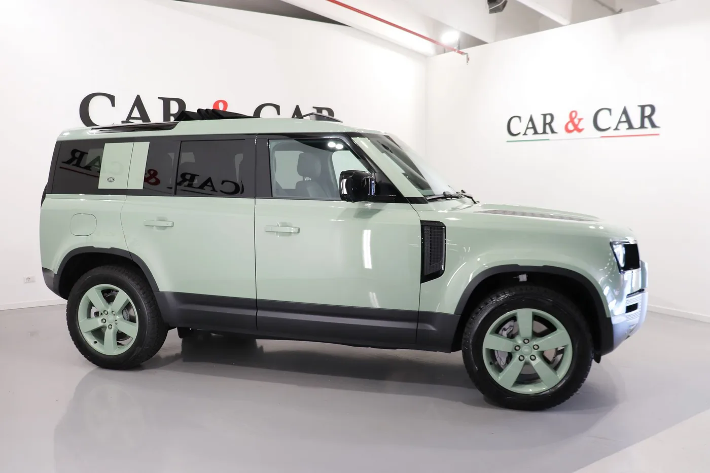 2023 Land Rover Defender 110 angeboten von einem Supersportwagenhändler in Zibido San Giacomo, Italien, Foto 5 von 17