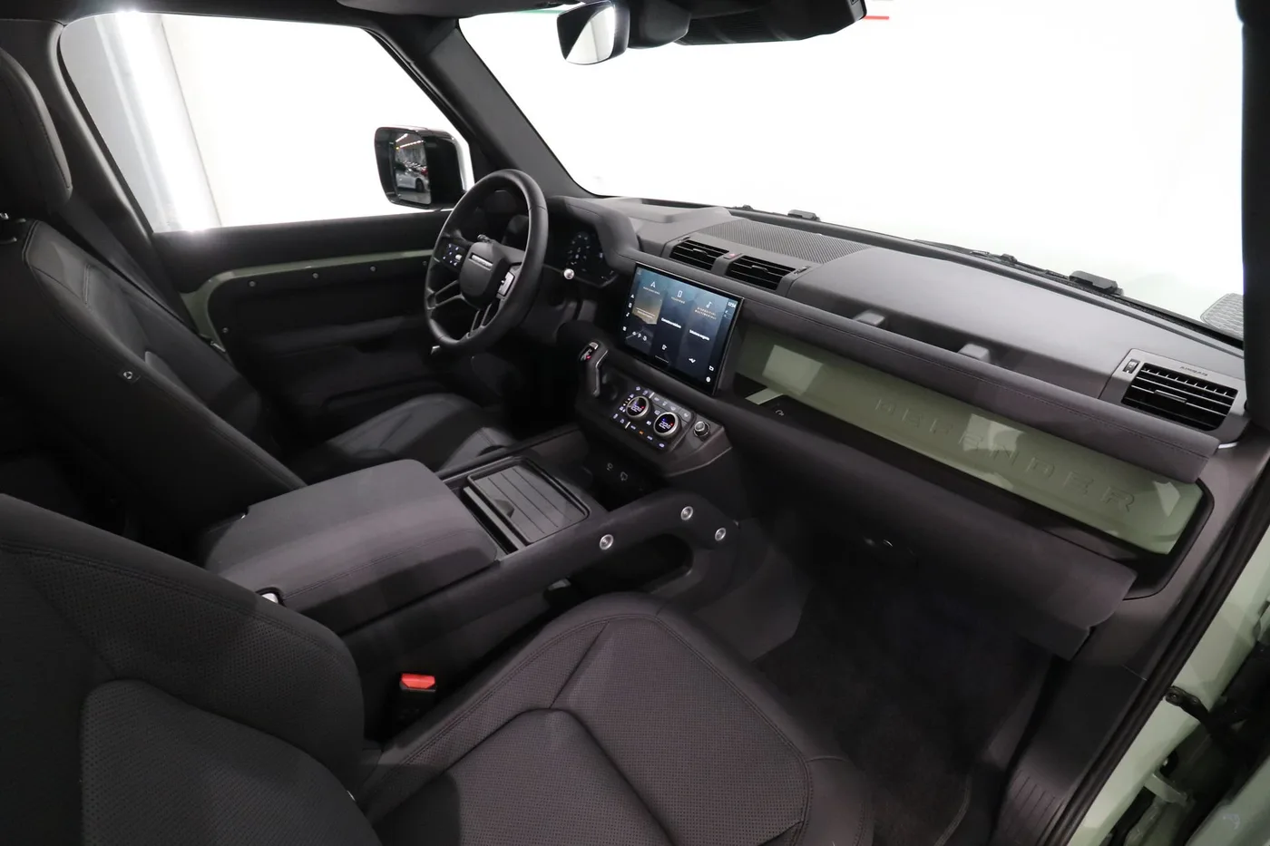 2023 Land Rover Defender 110 angeboten von einem Supersportwagenhändler in Zibido San Giacomo, Italien, Foto 10 von 17
