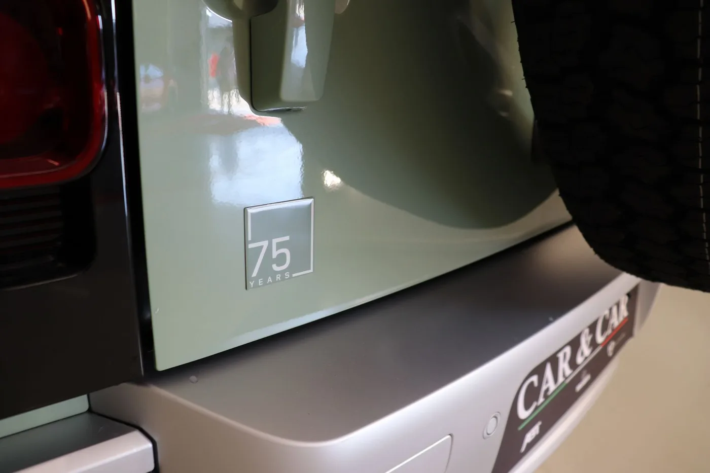 2023 Land Rover Defender 110 angeboten von einem Supersportwagenhändler in Zibido San Giacomo, Italien, Foto 12 von 17