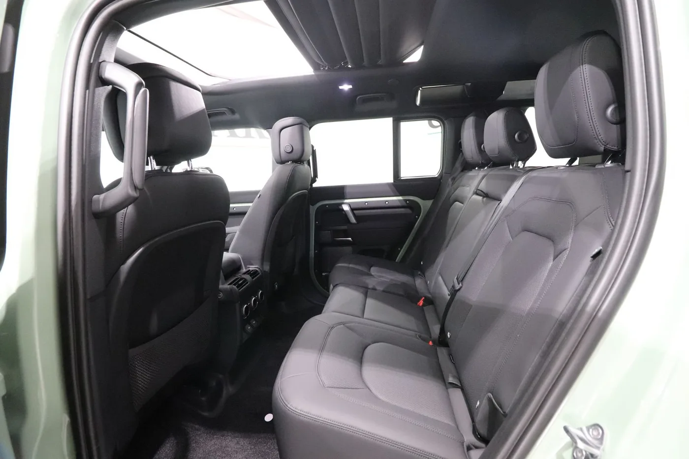 2023 Land Rover Defender 110 angeboten von einem Supersportwagenhändler in Zibido San Giacomo, Italien, Foto 16 von 17