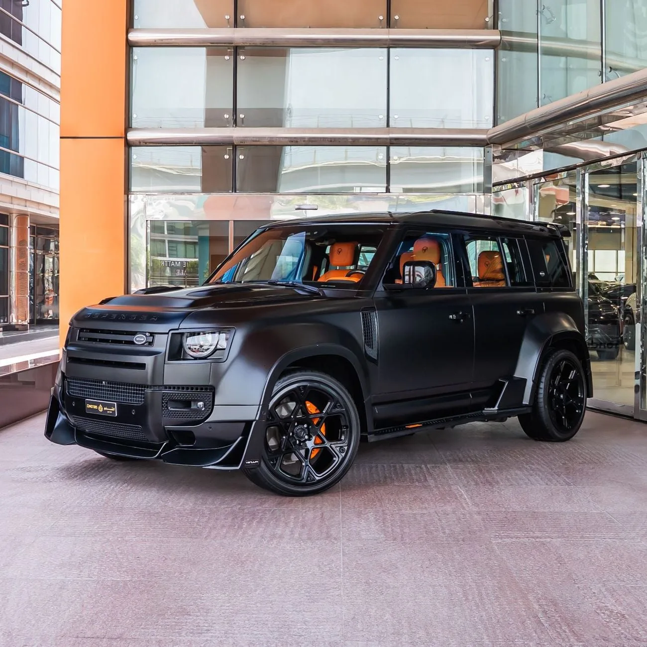 2023 Land Rover Defender 110 angeboten von einem Spezialhändler in Dubai, Vereinigte Arabische Emirate, Hauptfoto