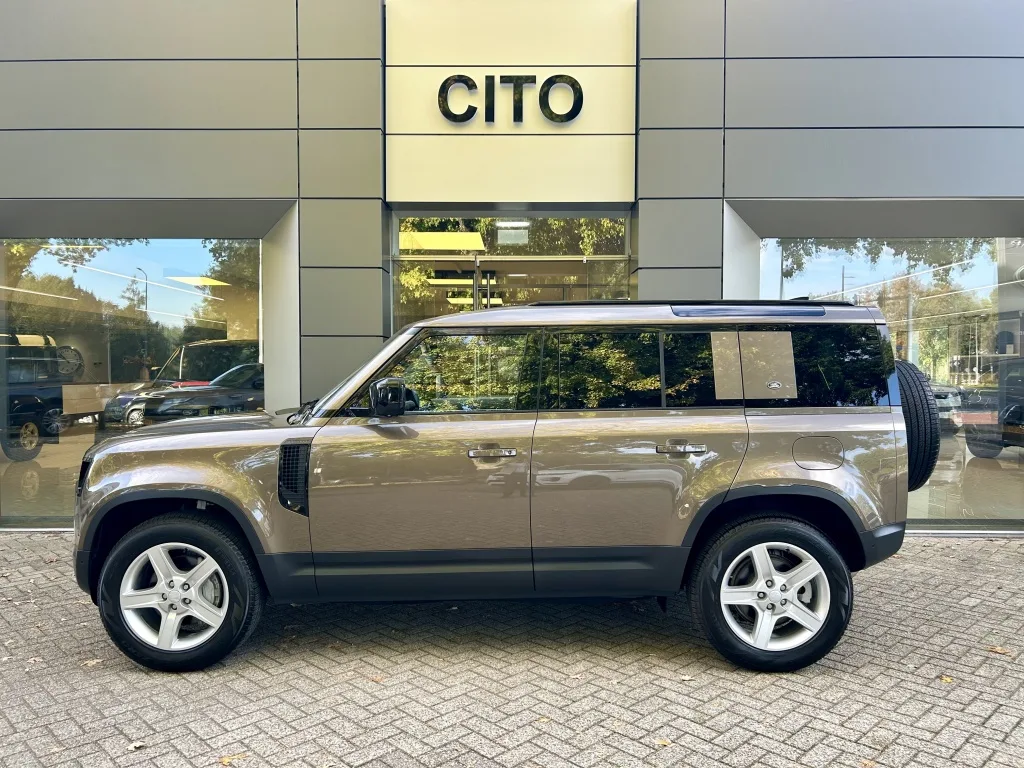 2023 Land Rover Defender 110 P400e SE, 2/30