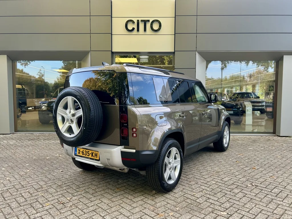2023 Land Rover Defender 110 P400e SE, 3/30