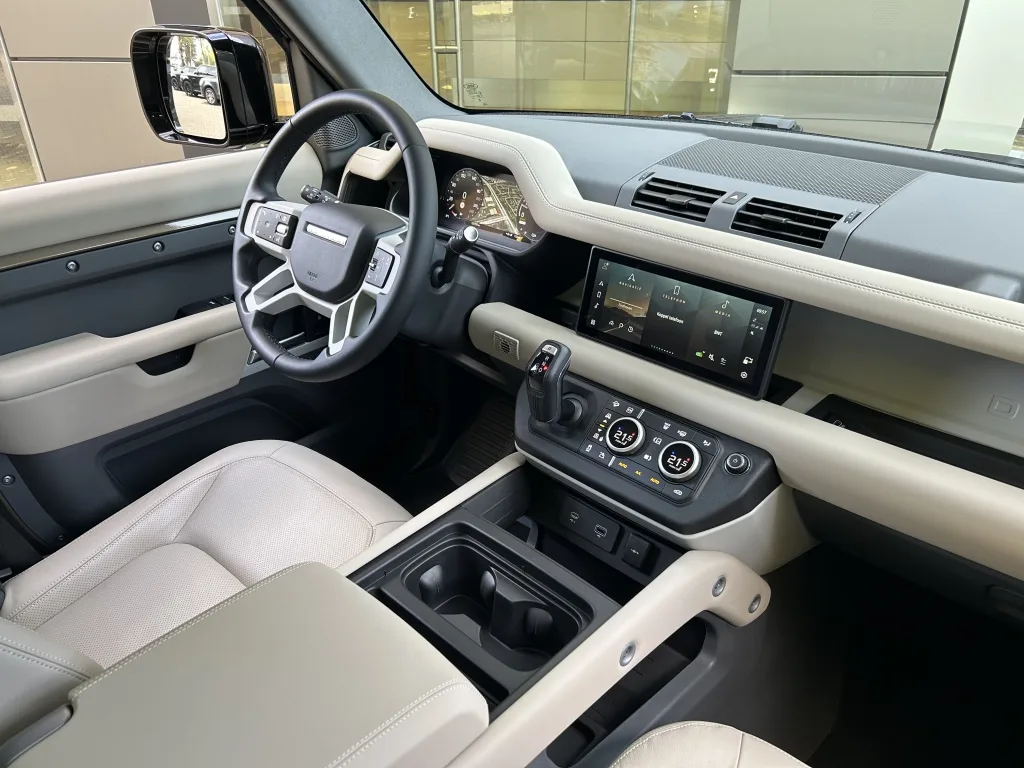 2023 Land Rover Defender 110 P400e SE, 5/30