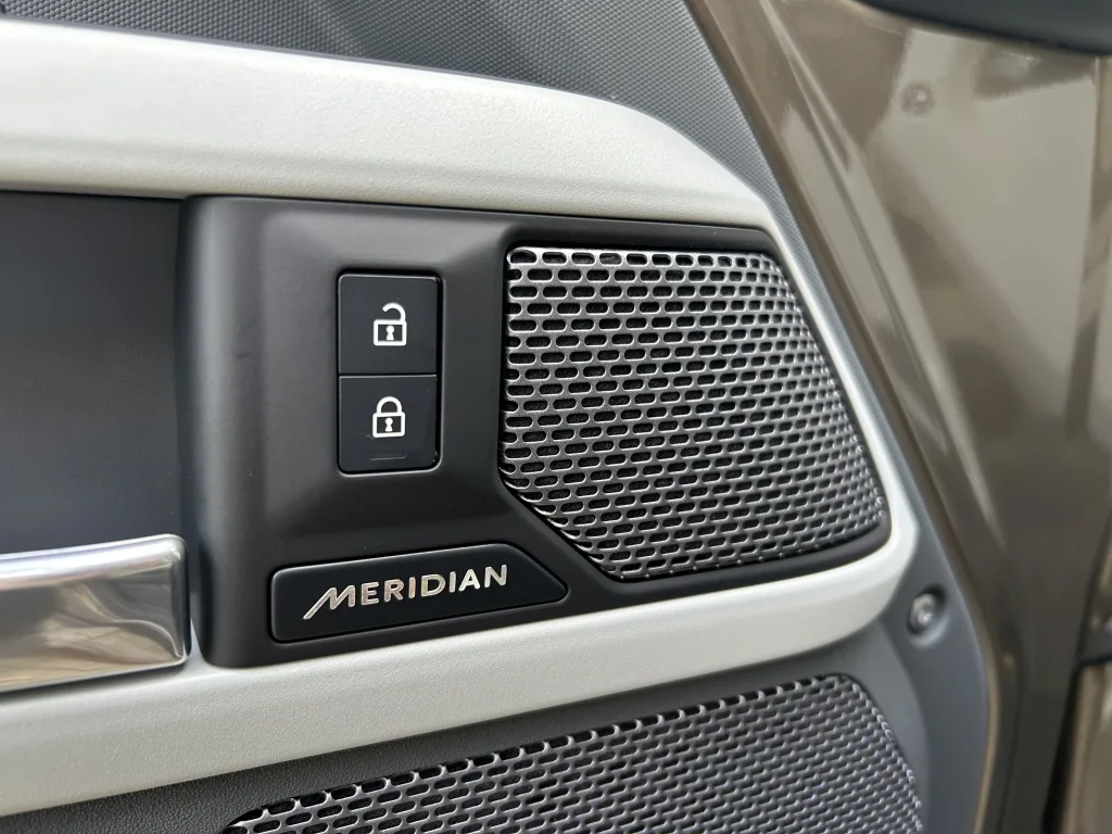 2023 Land Rover Defender 110 P400e SE, 11/30