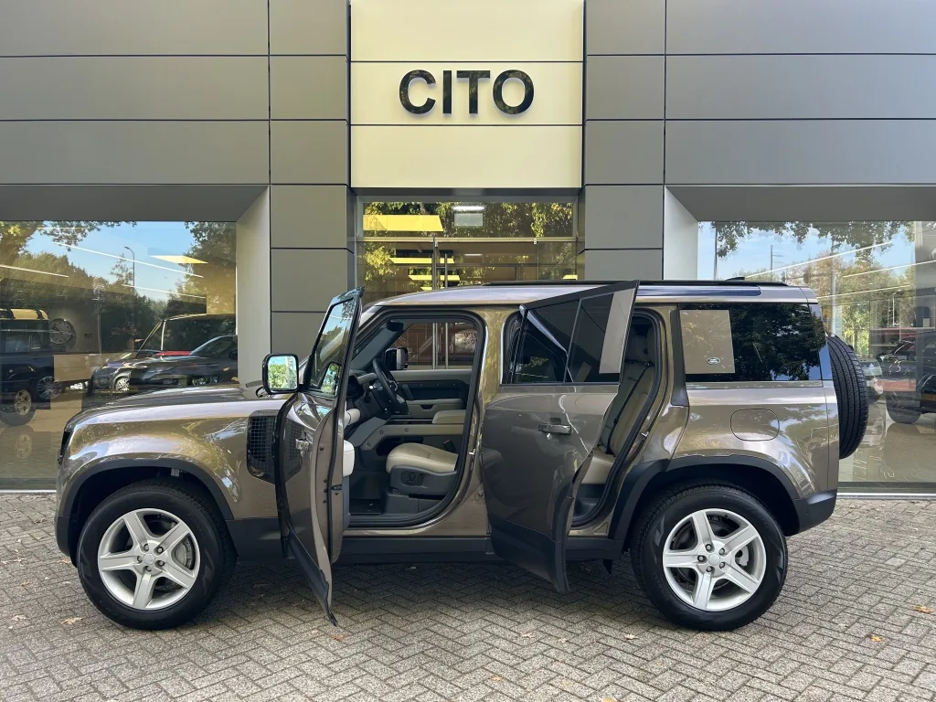 2023 Land Rover Defender 110 P400e SE, 29/30
