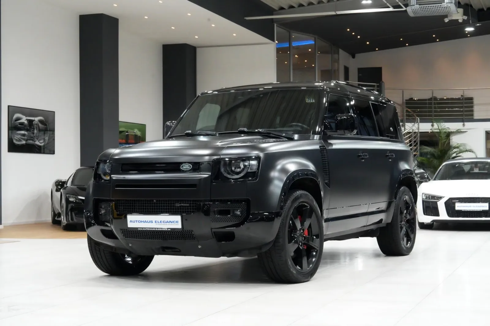 2023 Land Rover Defender 110 D300 X-Dynamic SE en un concesionario especializado de Colonia, Alemania, foto principal