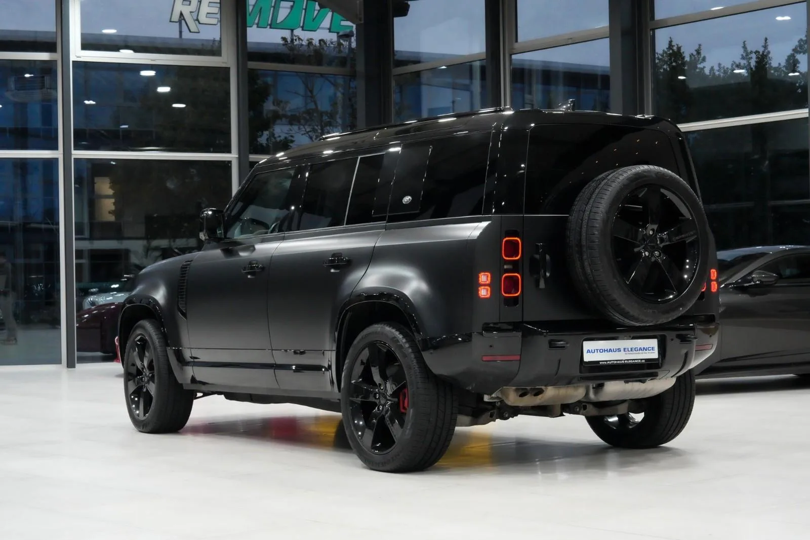 2023 Land Rover Defender 110 D300 X-Dynamic SE, 2/8