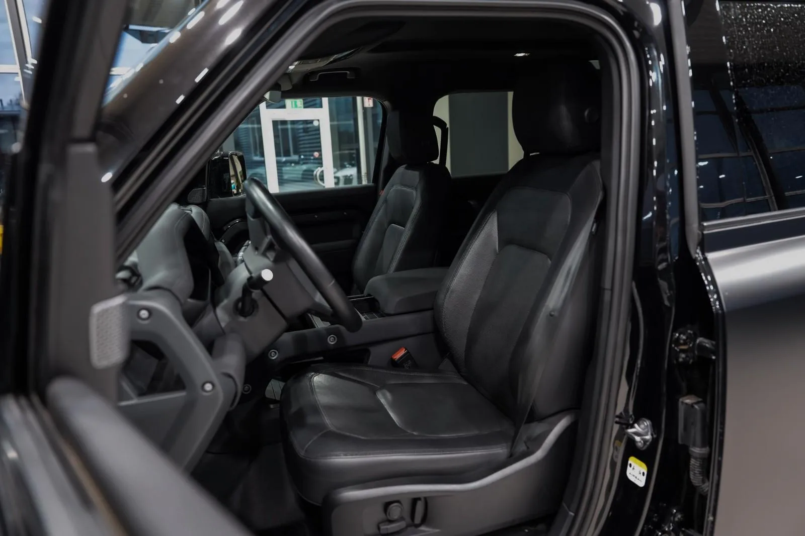 2023 Land Rover Defender 110 D300 X-Dynamic SE, 5/8