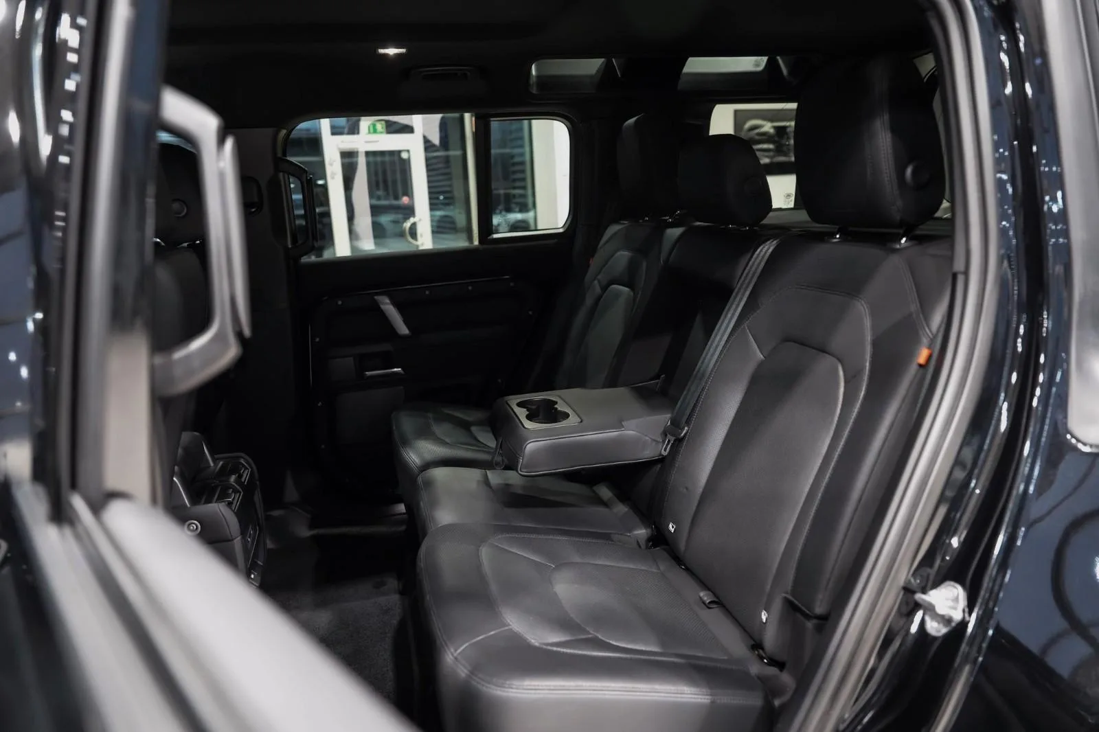 2023 Land Rover Defender 110 D300 X-Dynamic SE, 6/8
