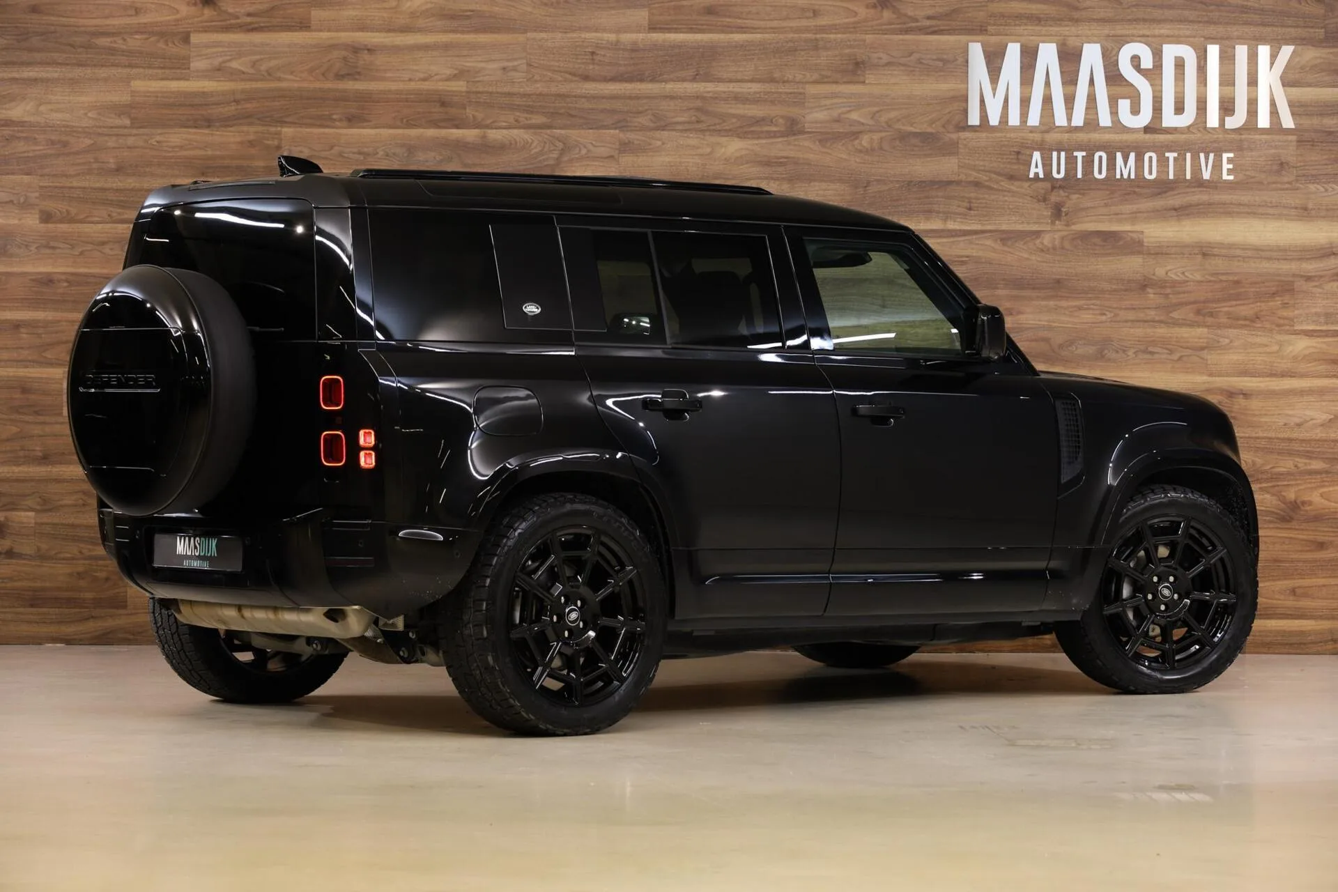 2023 Land Rover Defender 110 P400e XS Edition, 7/30