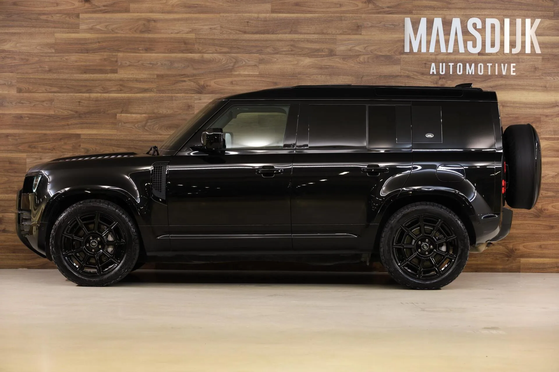 2023 Land Rover Defender 110 P400e XS Edition, 12/30