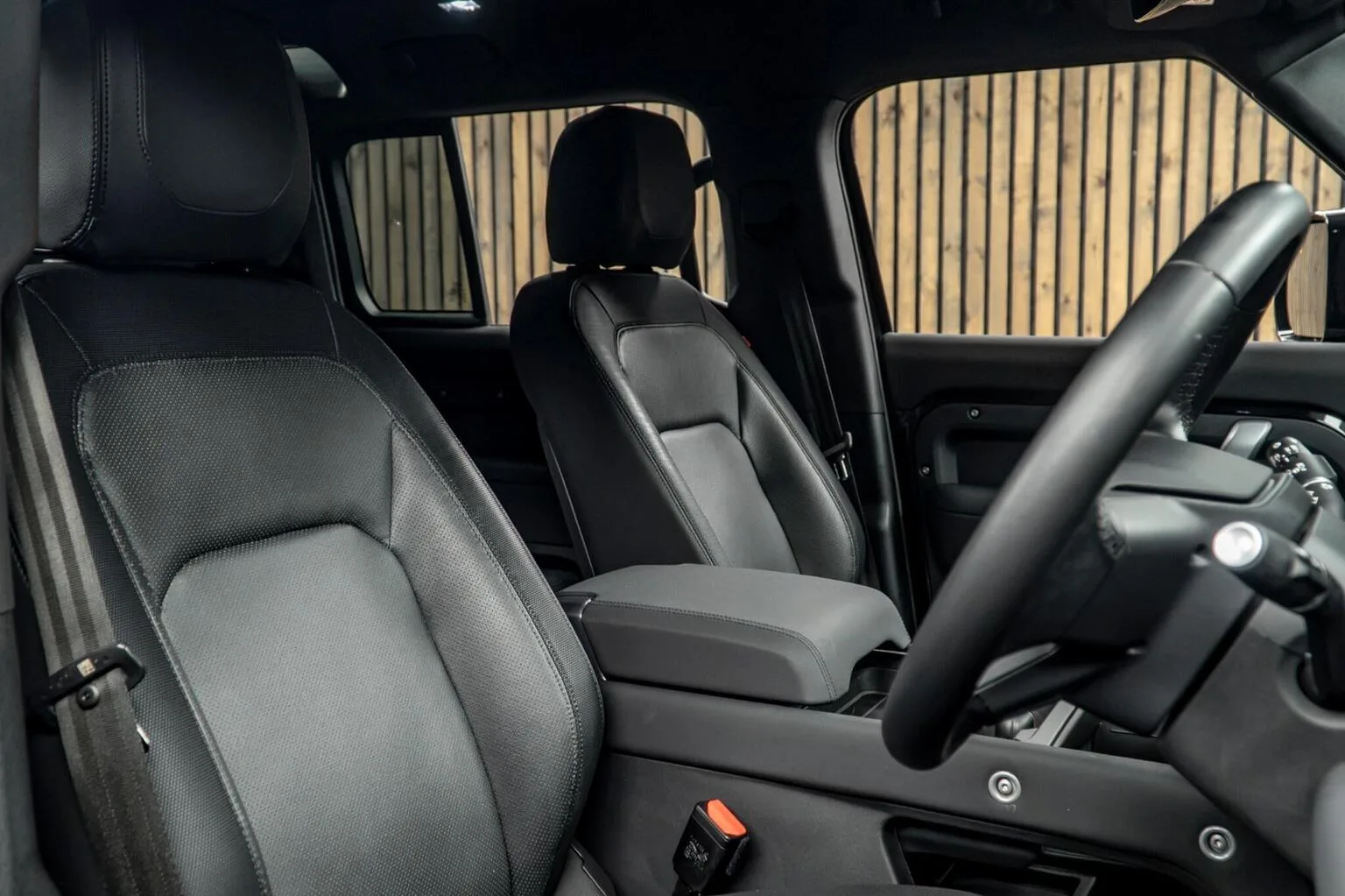 2023 Land Rover Defender 110 D250 X-Dynamic SE, 2/30