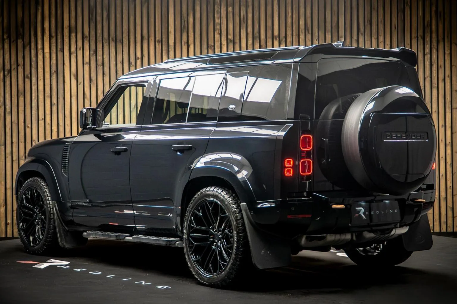 2023 Land Rover Defender 110 D250 X-Dynamic SE, 3/30