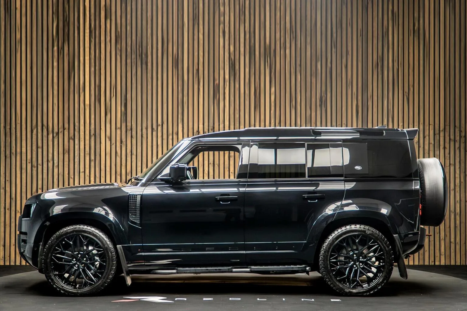 2023 Land Rover Defender 110 D250 X-Dynamic SE, 7/30
