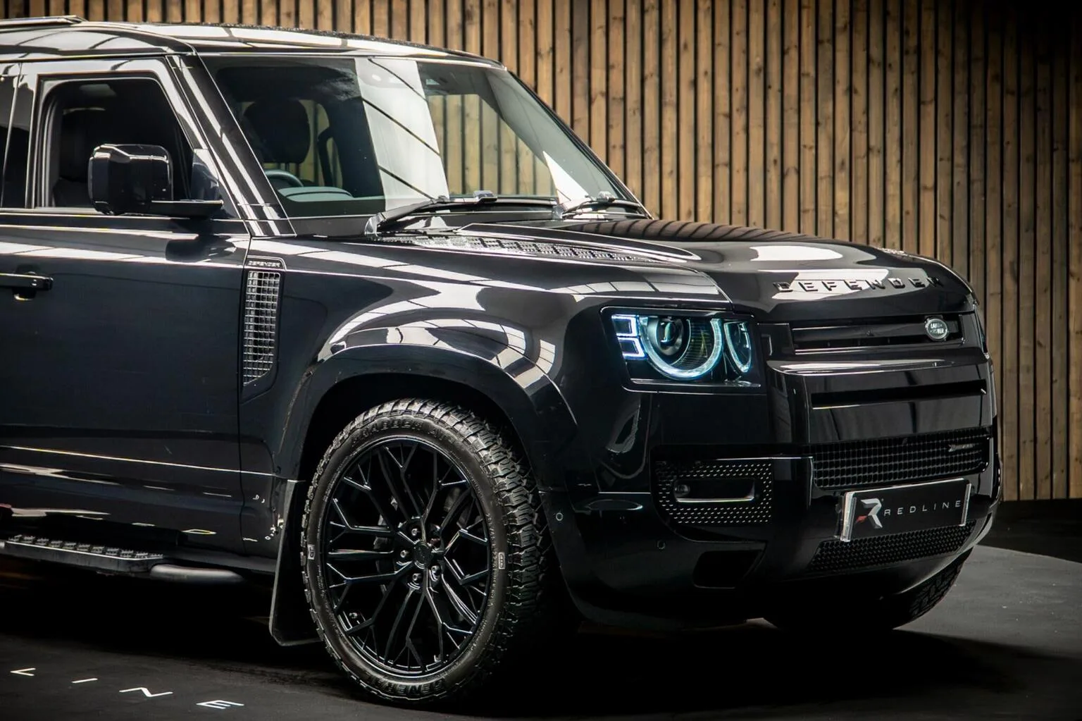 2023 Land Rover Defender 110 D250 X-Dynamic SE, 9/30