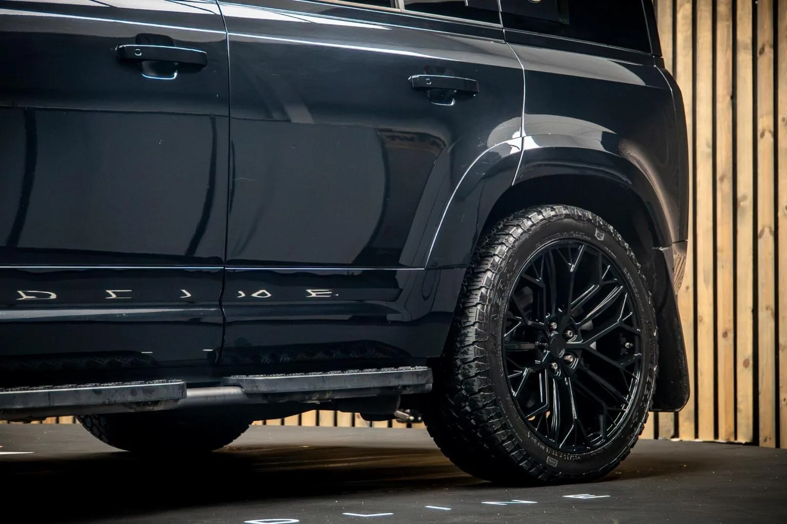 2023 Land Rover Defender 110 D250 X-Dynamic SE, 15/30