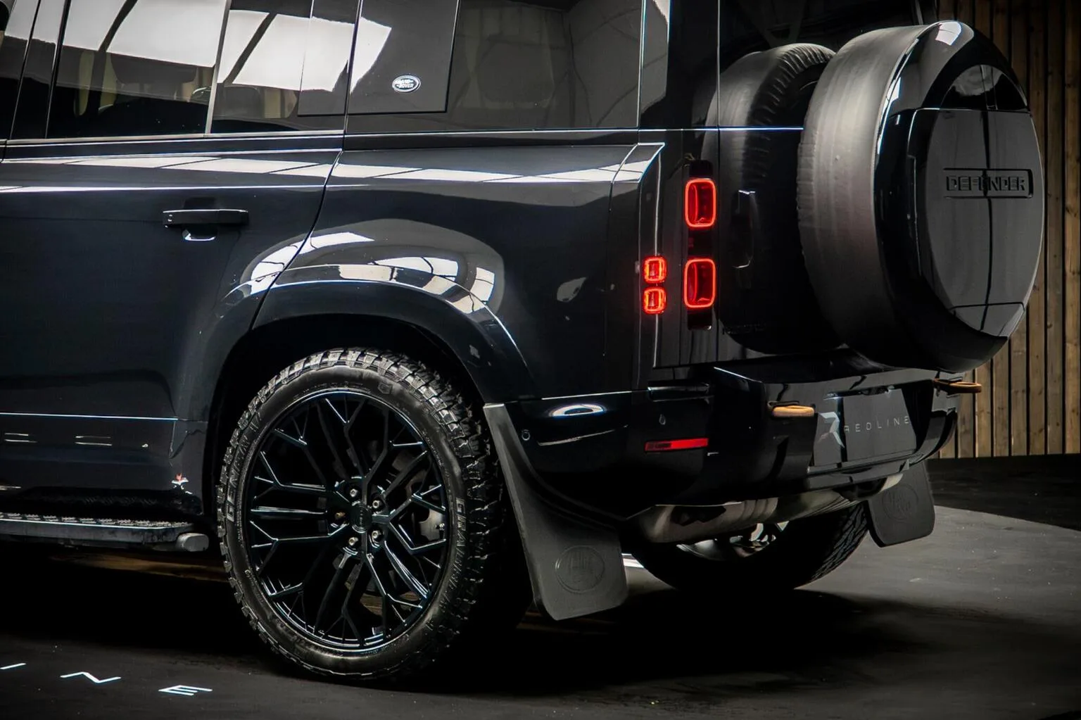 2023 Land Rover Defender 110 D250 X-Dynamic SE, 16/30