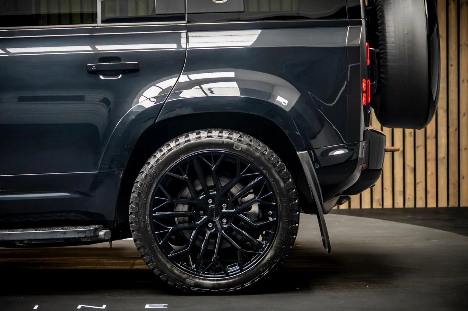2023 Land Rover Defender 110 D250 X-Dynamic SE, 17/30