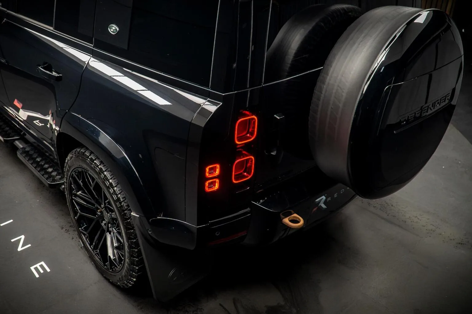 2023 Land Rover Defender 110 D250 X-Dynamic SE, 18/30