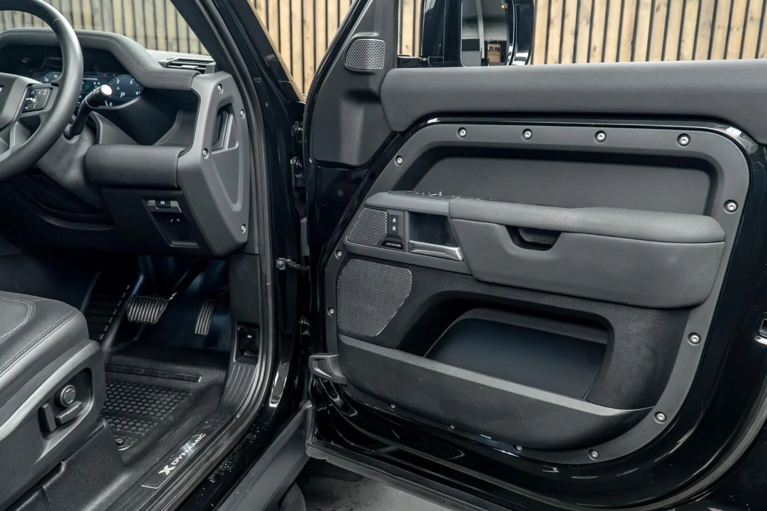 2023 Land Rover Defender 110 D250 X-Dynamic SE, 30/30
