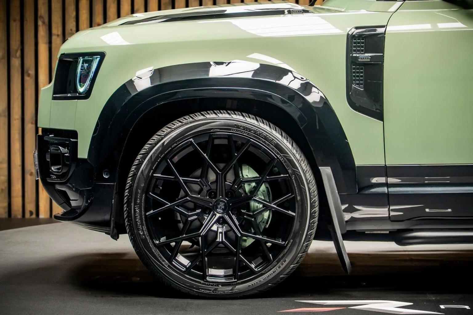 2023 Land Rover Defender 90 D300 75th Limited Edition, 8/30