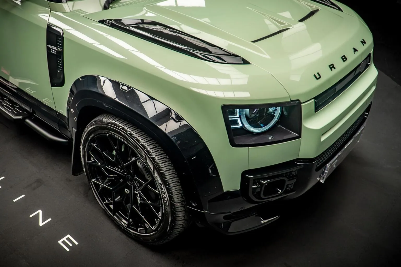 2023 Land Rover Defender 90 D300 75th Limited Edition, 10/30